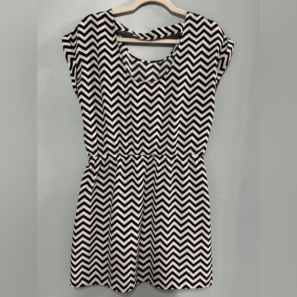 Candie’s Woman’s Cut Out‎ Back Chevron Sheath Dress Size Large with Pockets! - Picture 5 of 12